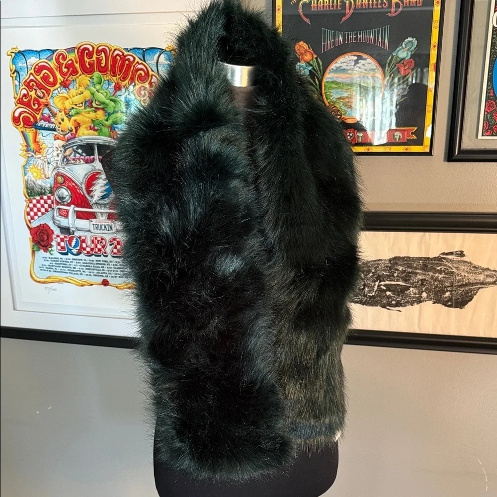 NWT Dikoaina Hunter Green Faux Fur Shawl Wrap